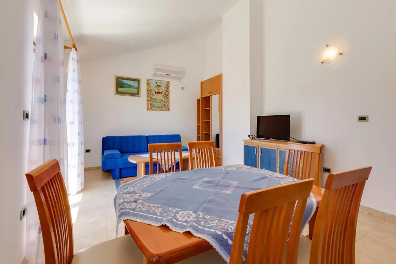 מאלי לוסיניי Apartments Nives, Artatore בית הארחה