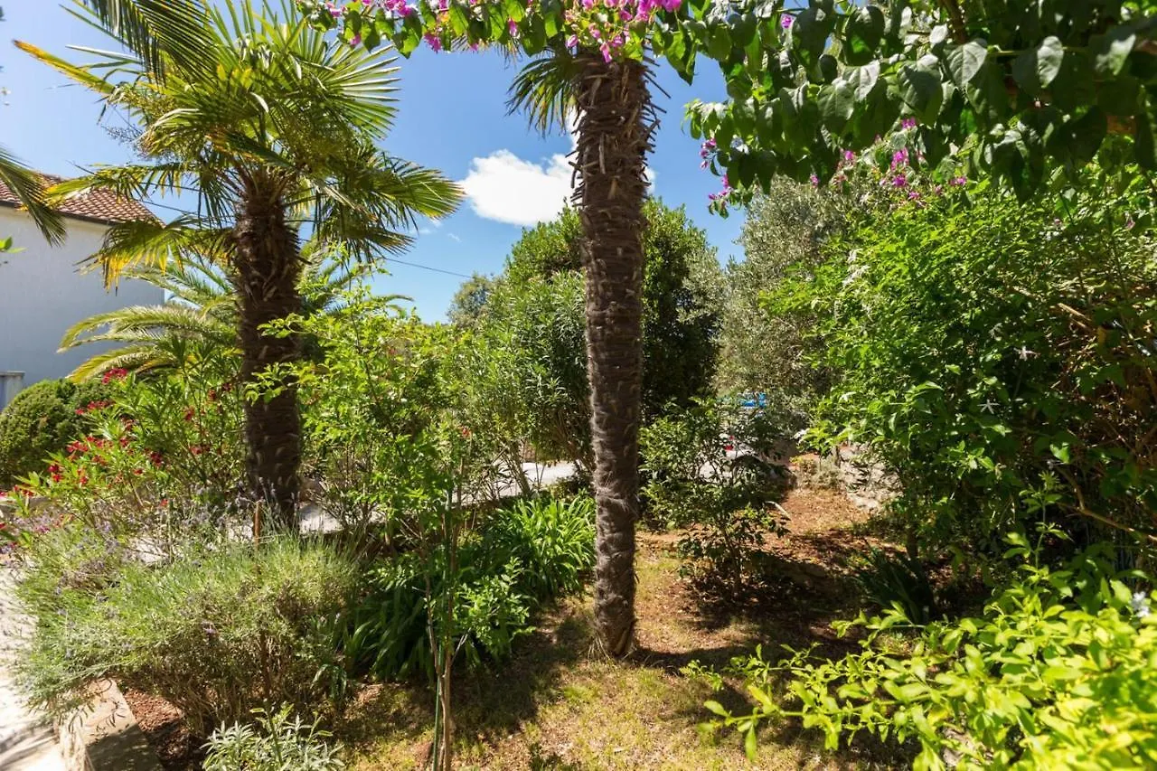 מאלי לוסיניי Apartments Nives, Artatore בית הארחה מאלי לוסיניי