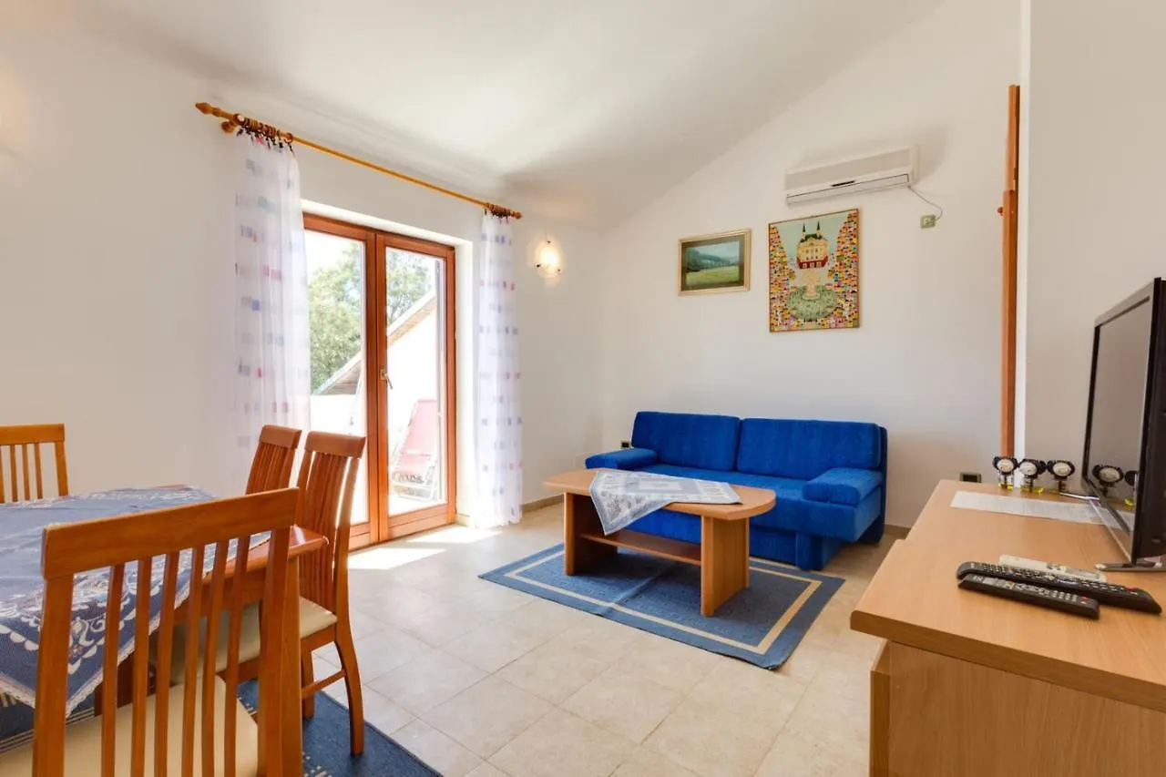 בית הארחה מאלי לוסיניי Apartments Nives, Artatore