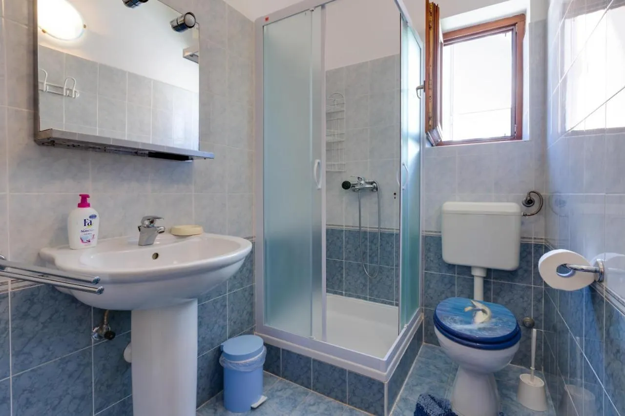 בית הארחה מאלי לוסיניי Apartments Nives, Artatore