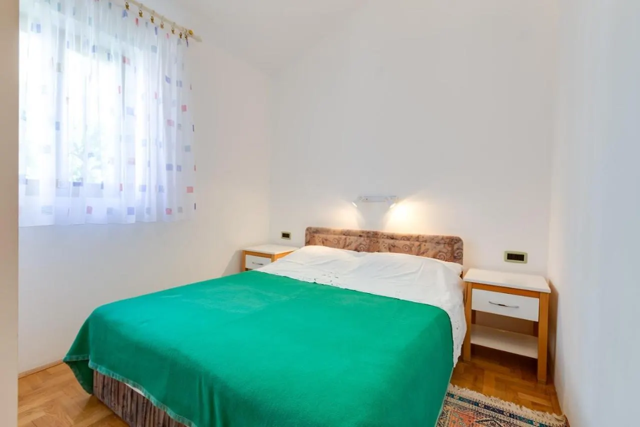 מאלי לוסיניי Apartments Nives, Artatore בית הארחה
